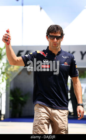 Pilote de Formule Un Australien Mark Webber de Red Bull arrive sur le circuit de Sepang, à l'extérieur de Kuala Lumpur, Malaisie, 07 avril 2011. Le Grand Prix de Formule 1 de Malaisie aura lieu le 10 avril 2011. Photo : Jens Buettner dpa Banque D'Images