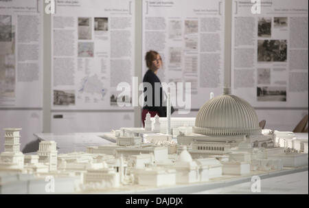 Une femme regarde vers un modèle de l'architecture de Berlin remake créé pendant l'ère nazie à l'exposition 'Myth Germania et temple ville Nuremberg' au centre de documentation des motifs de ralliement du parti nazi à Nuremberg, Allemagne, 05 avril 2011. Photo : Daniel Karmann Banque D'Images