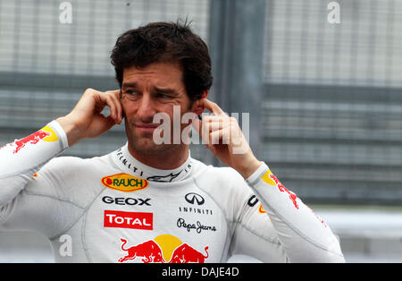 Pilote de Formule Un Australien Mark Webber de Red Bull vu au cours de la première session d'essais au circuit de Sepang, à l'extérieur de Kuala Lumpur, Malaisie, le 08 avril 2011. Le Grand Prix de Formule 1 de Malaisie aura lieu le 10 avril 2011. Photo : Jens Buettner dpa Banque D'Images