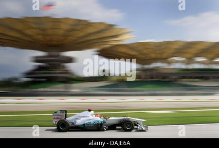 Pilote de Formule 1 allemand Michael Schumacher de Mercedes GP oriente sa voiture dans la voie des stands au cours de la deuxième session d'essais au circuit de Sepang, à l'extérieur de Kuala Lumpur, Malaisie, le 08 avril 2011. Le Grand Prix de Formule 1 de Malaisie aura lieu le 10 avril 2011. Photo : Jens Buettner dpa Banque D'Images