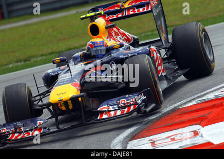 Pilote de Formule Un Australien Mark Webber de Red Bull oriente sa voiture grâce à une courbe au cours de la deuxième session d'essais au circuit de Sepang, à l'extérieur de Kuala Lumpur, Malaisie, le 08 avril 2011. Le Grand Prix de Formule 1 de Malaisie aura lieu le 10 avril 2011. Photo : Jens Buettner dpa Banque D'Images