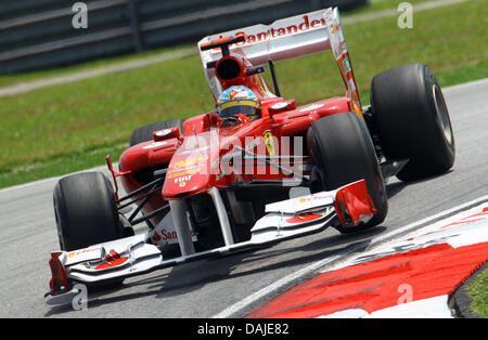 Pilote de Formule 1 espagnol Fernando Alonso Ferrari de steers sa voiture à travers une courbe au cours de la deuxième session d'essais au circuit de Sepang, à l'extérieur de Kuala Lumpur, Malaisie, le 08 avril 2011. Le Grand Prix de Formule 1 de Malaisie aura lieu le 10 avril 2011. Photo : Jens Buettner dpa Banque D'Images