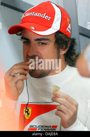 Pilote de Formule 1 espagnol Fernando Alonso de Ferrari se prépare pour la deuxième session d'essais au circuit de Sepang, à l'extérieur de Kuala Lumpur, Malaisie, le 08 avril 2011. Le Grand Prix de Formule 1 de Malaisie aura lieu le 10 avril 2011. Photo : Jens Buettner dpa Banque D'Images