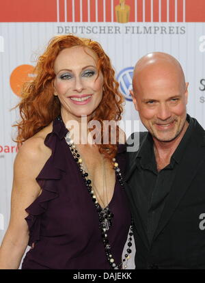 L'acteur allemand Christian Berkel (R) et son épouse l'actrice allemande Andrea Sawatzki arrivent pour la cérémonie de remise des prix du Prix du Cinéma allemand 'Lola' à Berlin, Allemagne, 8 avril 2011. Le Prix du Cinéma allemand 'Lola' awards les membres de l'industrie du film dans 16 catégories. Photo : Jens Kalaene Banque D'Images