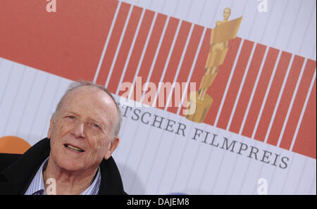 Le réalisateur allemand Wolfgang Kohlhaase arrive pour la remise des prix du Prix du Cinéma allemand 'Lola' à Berlin, Allemagne, 8 avril 2011. Le Prix du Cinéma allemand 'Lola' awards les membres de l'industrie du film dans 16 catégories. Photo : Joerg Carstensen Banque D'Images