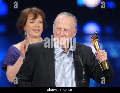 Le réalisateur allemand et le scénariste Wolfgang Kohlhaase détient la Lola award dans sa main sur scène lors de la remise des prix du Prix du Cinéma allemand 'Lola' à Berlin, Allemagne, 8 avril 2011. Kohlhaase a été décerné pour le travail de sa vie. Le Prix du Cinéma allemand 'Lola' awards les membres de l'industrie du film dans 16 catégories. Photo : Britta Pedersen Banque D'Images