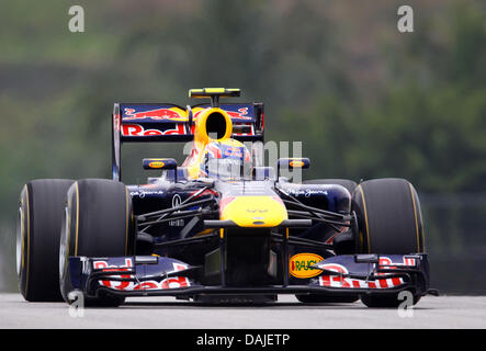 Pilote de Formule Un Australien Mark Webber de Red Bull oriente sa voiture au cours de la séance de qualification à l'extérieur du circuit Sepang, Kuala Lumpur, Malaisie, 09 avril 2011. Le Grand Prix de Formule 1 de Malaisie aura lieu le 10 avril 2011. Photo : Jens Buettner dpa Banque D'Images