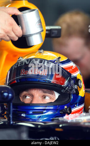 Pilote de Formule Un Australien Mark Webber de Red Bull est assis dans sa voiture lors de la troisième session d'essais à l'extérieur du circuit Sepang, Kuala Lumpur, Malaisie, 09 avril 2011.Le Grand Prix de Formule 1 de Malaisie aura lieu le 10 avril 2011. Photo : Jens Buettner dpa Banque D'Images