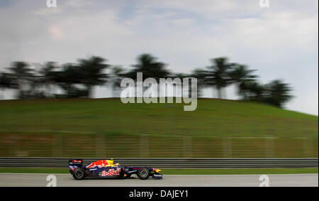 Pilote de Formule Un Australien Mark Webber de Red Bull oriente sa voiture au cours de la séance de qualification à l'extérieur du circuit Sepang, Kuala Lumpur, Malaisie, 09 avril 2011. Le Grand Prix de Formule 1 de Malaisie aura lieu le 10 avril 2011. Photo : Jens Buettner dpa Banque D'Images