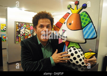 Pop art brésilien Romero Britto, artiste peintre et sculpteur pose à côté de l'une de ses sculptures à la Galerie Mensing à Hambourg, Allemagne, 10 avril 2011. Photo : HORST OSSINGER Banque D'Images