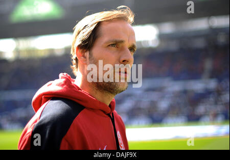 L'entraîneur-chef de Mayence Thomas Tuchel arrive dans le stade avant le match de football de la Bundesliga entre Hanovre 96 vs 1ère FSV Mainz 05 à l'Arène AWD à Hanovre, Allemagne, le 9 avril 2011. Photo : Julian Stratenschulte Banque D'Images