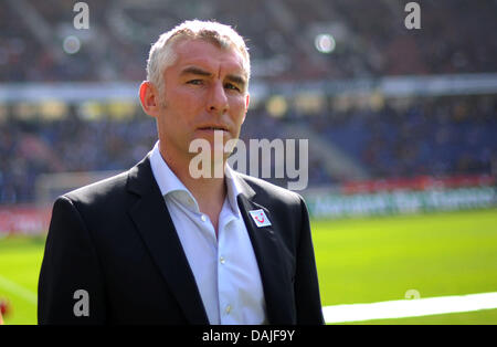 L'entraîneur-chef du Hanovre Mirko Slomka arrive dans le stade avant le match de football de la Bundesliga entre Hanovre 96 vs 1ère FSV Mainz 05 à l'Arène AWD à Hanovre, Allemagne, le 9 avril 2011. Photo : Julian Stratenschulte Banque D'Images