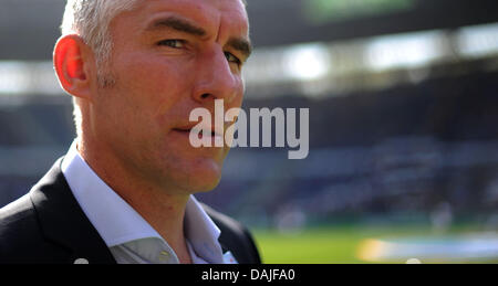 L'entraîneur-chef du Hanovre Mirko Slomka arrive dans le stade avant le match de football de la Bundesliga entre Hanovre 96 vs 1ère FSV Mainz 05 à l'Arène AWD à Hanovre, Allemagne, le 9 avril 2011. Photo : Julian Stratenschulte Banque D'Images