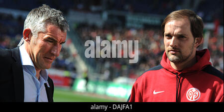 L'entraîneur-chef du Hanovre Mirko Slomka et Mayence coach Thomas Tuchel (R) saluent lors de la Bundesliga match de foot entre Hanovre 96 vs 1ère FSV Mainz 05 à l'Arène AWD à Hanovre, Allemagne, le 9 avril 2011. Photo : Julian Stratenschulte Banque D'Images