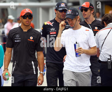 (L - R) pilote de Formule 1 britannique Lewis Hamilton de McLaren Mercedes, pilote automobile Australien Mark Webber de Red Bull, l'allemand Sebastian Vettel, pilote de Formule 1 de Red Bull et de la pilote de Formule 1 Jenson Button McLaren Mercedes d'aller à la parade du conducteur avant le Grand Prix de Formule 1 de la Malaisie à l'extérieur du circuit Sepang, Kuala Lumpur, Malaisie, le 10 avril 20 Banque D'Images