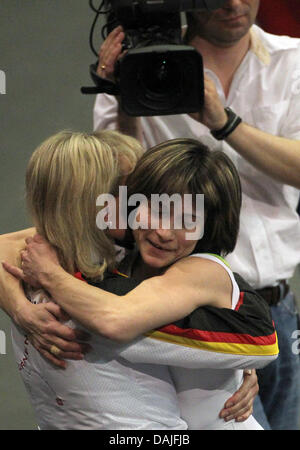 Athlète allemande Oksana Chusovitina (R) embrasse son entraîneur hanna Poljakova après sa performance dans l'appareil de la femme finale au championnat d'Europe de gymnastique artistique 2011 à Berlin, Allemagne, 9 avril 2011. Photo : Jan Woitas Banque D'Images