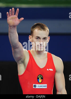 Flavius Koczi athlète roumaine cheers pendant la cérémonie de remise des prix après l'appareil hommes finale au championnat d'Europe de gymnastique artistique 2011 à Berlin, Allemagne, 9 avril 2011. Koczi a remporté l'or. Photo : Hannibal Hanschke Banque D'Images