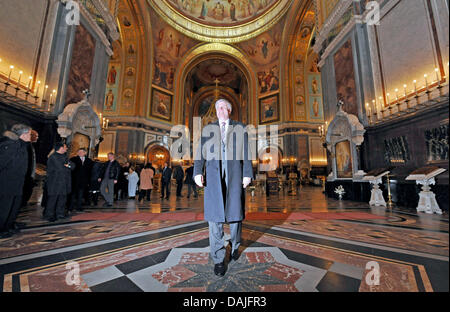 Le Premier Ministre bavarois Horst Seehofer promenades dans une chapelle à la cathédrale du Christ Rédempteur à Moscou, Russie, 11 avril 2011. Seehofer est accompagné d'une délégation allemande de l'entreprise et des représentants de la science au cours de sa visite d'État à Moscou et Saint-Pétersbourg qui continue jusqu'au 14 avril 2011. Photo : Peter Kneffel Banque D'Images