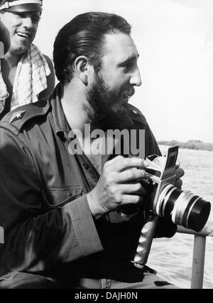 (Dossier) - Un fichier photo dpa en date du 01 janvier 1962 montre le leader cubain Fidel Castro au cours d'une visite à la baie des Cochons sur la côte sud de Cuba. Le 17 avril 1961, CIA formés et équipés d'exilés cubains -atterri ici dans une tentative de renverser le régime de Castro. La tentative de coup d'État ont entraîné une détérioration permanente de nous-cubaine de relations. Photo : Heinz Junge Banque D'Images