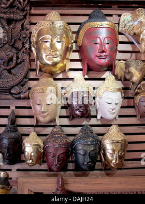 Un bouddhiste sont en exposition dans un magasin à Chiang Mai, Thaïlande, 21 mars 2011. Photo : Jens Kalaene Banque D'Images