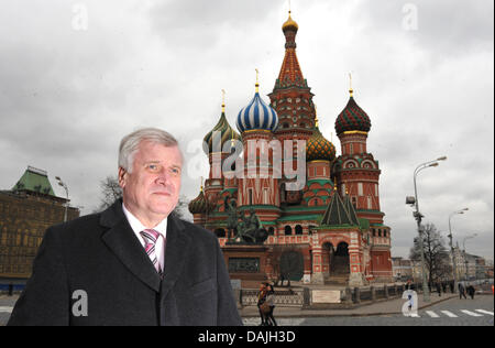 Ministre-président de Bavière Horst Seehofer (CSU, R) se dresse sur la place rouge en face de basilics église de Moscou, Russie, 11 avril 2011. Seehofer visite les Moscou et Saint-Pétersbourg avec une délégation économique et scientifique. Photo : PETER KNEFFEL Banque D'Images