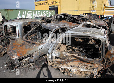 Les épaves de voitures à partir de l'accumulation de wagons multiples sur l'autoroute A19 s'asseoir dans un parc à ferrailles dans Kavelstorf, Allemagne, 11 avril 2011. L'accident implique des dizaines de voitures et camions causant 8 morts et de nombreux blessés. Photo : BERND WUESTNEK Banque D'Images