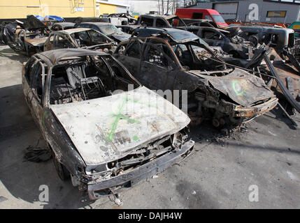 Les épaves de voitures à partir de l'accumulation de wagons multiples sur l'autoroute A19 s'asseoir dans un parc à ferrailles dans Kavelstorf, Allemagne, 11 avril 2011. L'accident implique des dizaines de voitures et camions causant 8 morts et de nombreux blessés. Photo : BERND WUESTNEK Banque D'Images