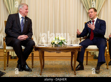 Le ministre-président de Bavière Horst Seehofer (L) et le président russe Dmitri Medvedev au Kremlin, lors des célébrations du 50e anniversaire de Youri Gagarine est un vol spatial à Moscou, Russie, 12 avril 2011. Pour la première fois en Russie en tant que ministre-président Seehofer, accompagné d'une délégation de l'économie et des sciences de Saint-Pétersbourg et Moscou visites du 10 au 14 Avr Banque D'Images