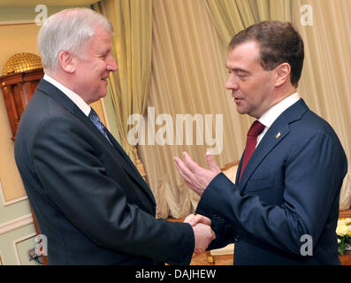 Le ministre-président de Bavière Horst Seehofer (L) et le président russe Dmitri Medvedev au Kremlin, lors des célébrations du 50e anniversaire de Youri Gagarine est un vol spatial à Moscou, Russie, 12 avril 2011. Pour la première fois en Russie en tant que ministre-président Seehofer, accompagné d'une délégation de l'économie et des sciences de Saint-Pétersbourg et Moscou visites du 10 au 14 Avr Banque D'Images