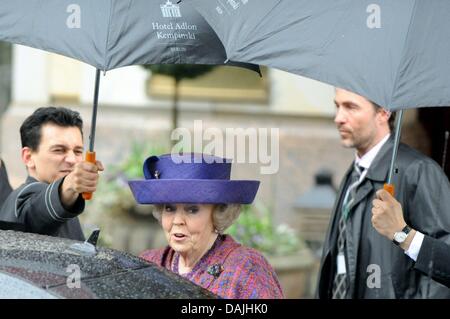 La Reine Beatrix des Pays-Bas quitte son hôtel et arrive dans une voiture à Berlin, Allemagne, 13 avril 2011. La famille royale est sur une quatre jours, visite en Allemagne. Photo : Maurizio Gambarini Banque D'Images