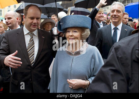 Accompagné par le Premier Ministre de Saxe Stanislaw Tillich (L) La Reine Beatrix des Pays-Bas (L) Promenade à travers la Münzgasse à Dresde à Bruehl's exposée à Dresde, Allemagne, 14 avril 2011. La famille royale néerlandaise est sur une visite de quatre jours en Allemagne. Photo : Arno Burgi Banque D'Images