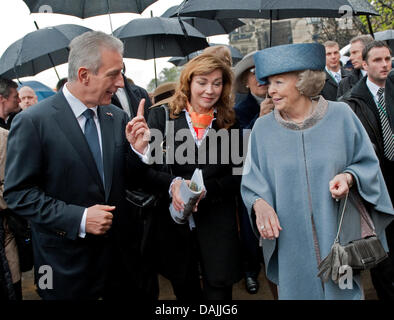 Le premier ministre de Saxe Stanislaw Tillich (L) et de la Reine Beatrix des Pays-Bas chat sur leur façon de Bruehl's terracein Dresden, Allemagne, 14 avril 2011. La famille royale néerlandaise est sur une visite de quatre jours en Allemagne. Photo : Robert Schlesinger Banque D'Images