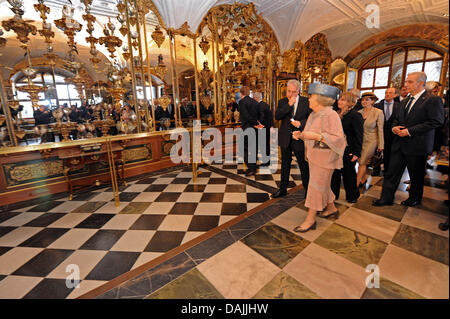 La Reine Beatrix des Pays-Bas (2e à droite) et le premier ministre de Saxe Stanislaw Tillich (R) visiter la Voûte verte à Dresde, Germnay, 14 avril 2011. La famille royale néerlandaise est sur un voyage de quatre jours à travers l'Allemagne. Photo : Matthias Hiekel Banque D'Images