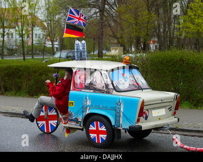 Velo designer Dieter (Didi Senft) présente sa dernière invention, le royal pousse-pousse, en Allemagne, Storkow, 14 avril 2011. Environ deux semaines avant le mariage du Prince William et Kate Middleton, l'inventeur montre son cadeau de mariage. L'arrière d'une Trabant montre une photo de l'heureux couple. Senft possède plus de 200 vélos uniques et 17 entrées dans le Livre Guinness des Records. Banque D'Images