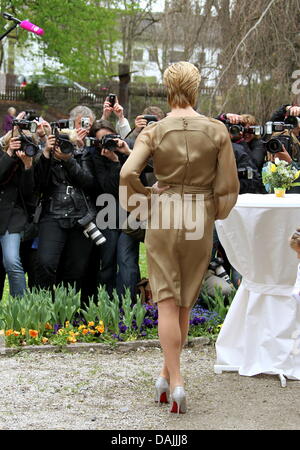 À ski Maria Hoefl-Riesch pose pour les médias après son mariage à Garmisch-Partenkirchen, Allemagne, 14 avril 2011. Le mariage chrch aura lieu en Autriche, le 16 avril 2011. Photo : Stephan Jansen