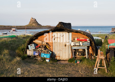 Abri de bateau de hareng dans le port à Lindisfarne, Northumberland, England Banque D'Images