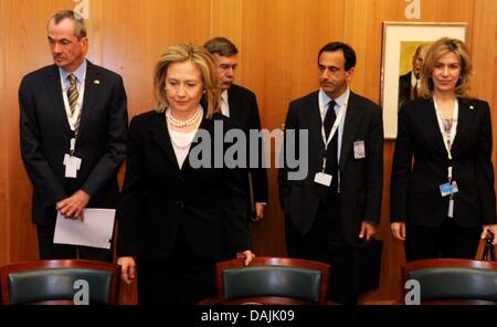 La secrétaire d'Etat américaine Hillary Clinton (avant) rencontre avec le ministre des Affaires étrangères allemand Guido Westerwelle (pas sur la photo) lors de la réunion des ministres des affaires étrangères de l'OTAN à Berlin, Allemagne, 15 avril 2011. Les Ministres des affaires étrangères de l'OTAN se réunissent à Berlin pour discuter de leurs nouvelles actions dans le domaine de la Libye et les conflits de l'Afghanistan ainsi qu'un système de défense antimissile. Photo : MAURIZIO GAMBARINI Banque D'Images