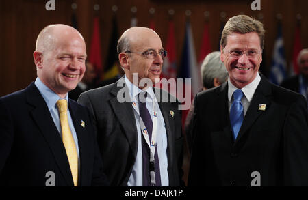 Le ministre des Affaires étrangères allemand Guido Westerwelle (r), le Ministre britannique des affaires étrangères William Hague et homologue français Alain Juppé (m) parler au cours de la réunion des ministres des affaires étrangères de l'OTAN à Berlin, Allemagne, 15 avril 2011. Les Ministres des affaires étrangères de l'OTAN se réunissent à Berlin pour discuter de leurs nouvelles actions dans le domaine de la Libye et les conflits de l'Afghanistan ainsi qu'un système de défense antimissile. Photo : HH Banque D'Images