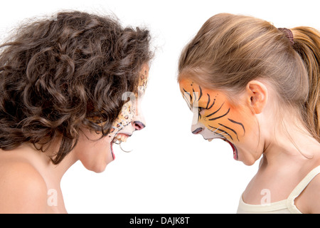 De belles jeunes filles avec feline visages peints, Tiger et Leopard Banque D'Images