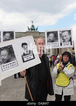 Le Président de l'Académie des Arts, le professeur Klaus Staeckm, et des militants d'Amnesty International signe exigeant des informations sur la disparition d'Ai Weiwei sur la Pariser Platz à Berlin, Allemagne, 16 avril 2011. Membres et sympathisants d'Amnesty International se sont réunis pour une veillée avec la devise 'Où est Ai Weiwei ?" parce qu'il s'est toujours pas clair où les Chinois Banque D'Images