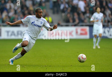 La Jefferson Farfan Schalke joue la balle lors d'un match de Bundesliga le Werder Brême et le FC Schalke 04 au stade Weser à Brême, Allemagne, 16 avril 2011. Photo : Carmen Jaspersen Banque D'Images