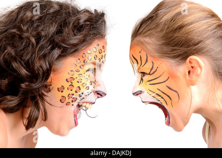 De belles jeunes filles avec feline visages peints, Tiger et Leopard Banque D'Images