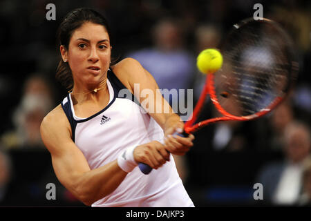 US player Christina McHale joue un coup droit lors d'un match contre la relégation joueur allemand Sabine Lisicki au stade Porsche à Stuttgart, Allemagne, 17 avril 2011. Lisicki a remporté en deux sets par 6-3 et 6-4. Photo : Marijan Murat Banque D'Images