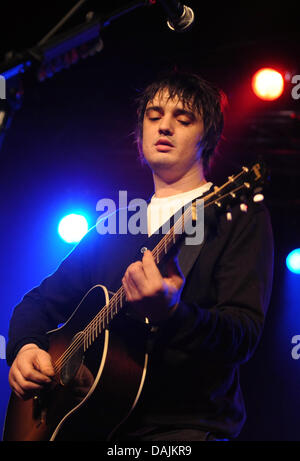 French singer Peter "Pete Doherty" joue sur la scène au Postbahnhof à Berlin, Allemagne, 11 avril 2011. Photo : Britta Pedersen Banque D'Images