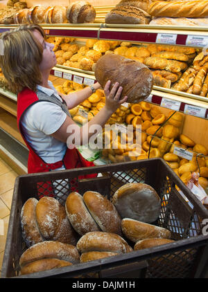 Un fichier photo datée du 10 septembre 2010 montre une vendeuse dans une boulangerie de Francfort/Oder, Allemagne. Dans environ deux semaines, le marché du travail allemand va s'ouvrir aux travailleurs d'Europe de l'Est. Pour les habitants des huit pays candidats à l'Union européenne de 2004 - République tchèque, Estonie, Hongrie, Lettonie, Lituanie, Pologne, Slovaquie et Slovénie - de nombreuses restrictions seront été droppend à partir de 1 Banque D'Images