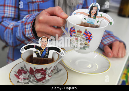 Une femme tient un sachet de thé Kate Middleton à Hambourg, Allemagne, 20 avril 2011. 'Katea & William' plateau qui montre la ressemblance de prince William et Kate est produit dans une arrière-cour à Hambourg. Le 29 avril, le mariage de William et Kate aura lieu à Londres, en Angleterre. Photo : Marcus Brandt Banque D'Images