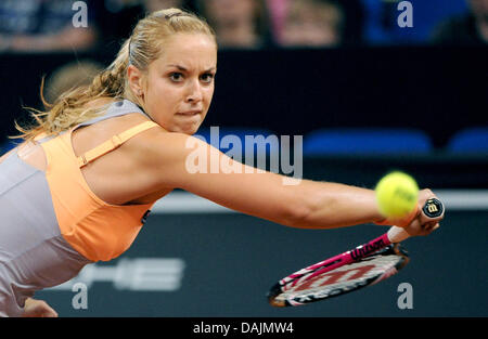 Le professionnel de tennis allemande Sabine Lisicki joue un revers lors du match contre le Li de la Chine au deuxième tour de l'tournoi WTA à Porsche-Arena à Stuttgart, Allemagne, 20 avril 2011. Lisicki a gagné en deux sets, 6-4, 7-5, et atteint les quarts de finale. PHOTO : MARIJAN MURAT Banque D'Images