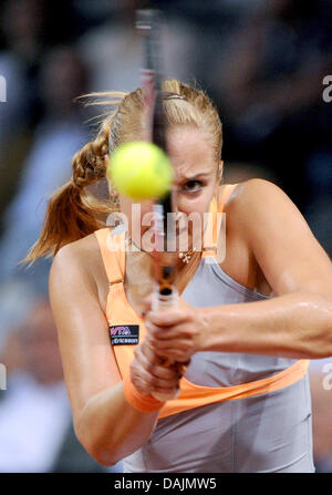 Le professionnel de tennis allemande Sabine Lisicki joue un revers lors du match contre le Li de la Chine au deuxième tour de l'tournoi WTA à Porsche-Arena à Stuttgart, Allemagne, 20 avril 2011. Lisicki a gagné en deux sets, 6-4, 7-5, et atteint les quarts de finale. PHOTO : MARIJAN MURAT Banque D'Images