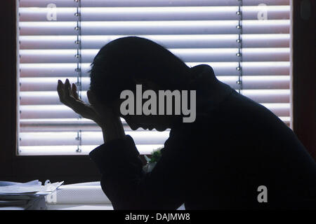 (Afp) une archive de fichiers photo, datée du 16 mars 2004 montre une illustration de tête ache et la migraine. De plus en plus de gens en Allemagne souffrent de maladies psychologiques et ne peuvent pas travailler : en 2010, presque tous les dix jours en absence de travail a été de ce fait. Photo : le journal de Saxe/Marion Groening Banque D'Images