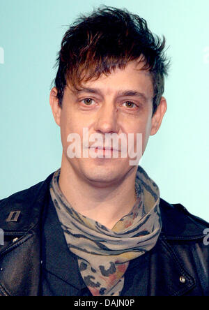 (Afp) - Une archive photo, datée du 12 novembre 2008, indique le guitariste et leader de l'US-British rock duo 'les tue", Jamie Hince, à Munich, Allemagne, 12 novembre 2011. Photo : Ursula Düren Banque D'Images